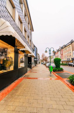 LETMATHE, GERMANY 16 Kasım 2025: Iserlohn ilçesinde sakin bir caddedeki ev mimari ve kentsel yaşam atmosferini gösteriyor 