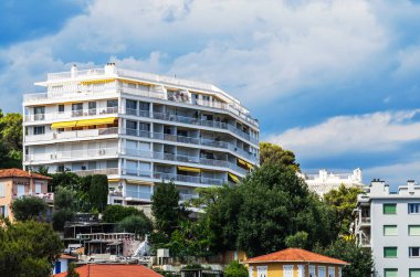 GÜZEL, FRANSA HAZİRAN 2025 Yaz Oteli Deniz kenarındaki gezinti alanının dış cephesi