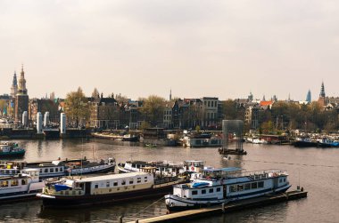 AMSTERDAM, NETHERLANDS Nisan 2023: rıhtıma yakın NeMO Bilim Müzesi 'nin dış görünüşü 