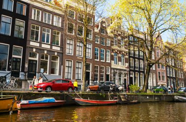 AMSTERDAM, NETHERLANDS Nisan 2023: rıhtıma yakın NeMO Bilim Müzesi 'nin dış görünüşü 