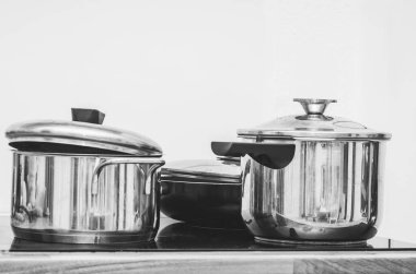 Modern siyah cam bir tencere ve tavada paslanmaz çelik tencere ve tavalar