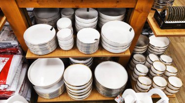 ISERLOHN, GERMANY 25 NOVEMBER 25 2025: Noel tatlısı çeşitli şeker seçimlerini gösteren bir süpermarkette sergileniyor 