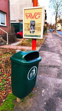 ISERLOHN, GERMANY 25 NOVEMBER 25 2025: Noel tatlısı çeşitli şeker seçimlerini gösteren bir süpermarkette sergileniyor 