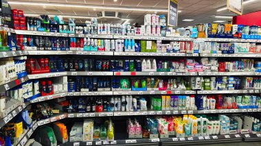 ISERLOHN, GERMANY 25 NOVEMBER 25 2025: Noel tatlısı çeşitli şeker seçimlerini gösteren bir süpermarkette sergileniyor 