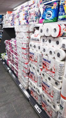 ISERLOHN, GERMANY 25 NOVEMBER 25 2025: Noel tatlısı çeşitli şeker seçimlerini gösteren bir süpermarkette sergileniyor 