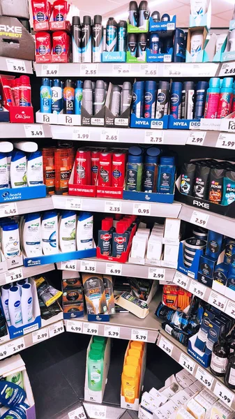 ISERLOHN, GERMANY 25 NOVEMBER 25 2025: Noel tatlısı çeşitli şeker seçimlerini gösteren bir süpermarkette sergileniyor 