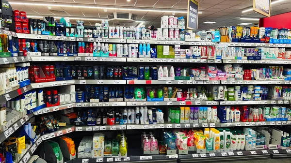 ISERLOHN, GERMANY 25 NOVEMBER 25 2025: Noel tatlısı çeşitli şeker seçimlerini gösteren bir süpermarkette sergileniyor 