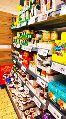 LETMATHE, ALMANI YILDIRIM 27 2025: Lidl mağazasının logosu gece saatlerinde parlıyor. 