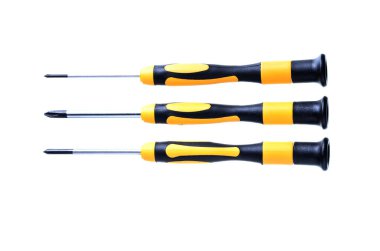 Beyaz arka planda farklı başlıklı üç tornavidanın yakın çekimi