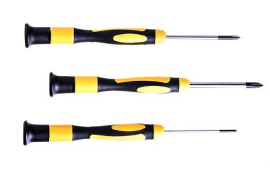 Beyaz arka planda izole edilmiş üç sarı ve siyah tornavida.