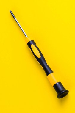 Sarı ve siyah bir tornavidanın yakın plan görüntüsü.