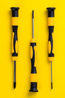 Bu tornavidalar parlak bir arkaplan karşısında dizaynlarını ve işlevselliklerini sergilemek için sıraya dizilmiştir.