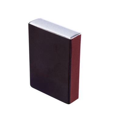 Üzerinde gümüş renkli bir kibrit kutusu olan koyu kırmızı bir kibrit kutusu.