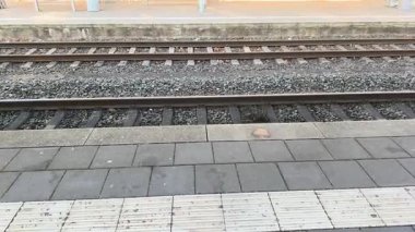 Demiryolu altyapısında yukarıdan görünen kaldırım kiremitleri ile raylar