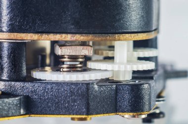 Karmaşık saat mekanizmalarının makro görüntüsü ve küçük bir yay mekanizması