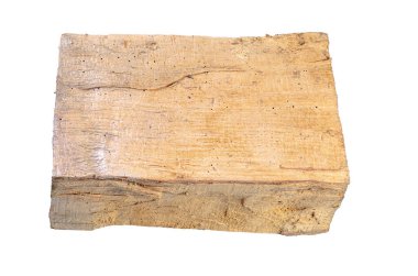 Kaba yontulmuş tahta, görünür tahıllı ve küçük böcek delikli, beyaz üzerinde izole edilmiş.