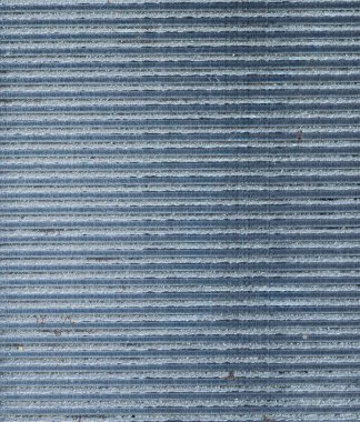 Yüzgeçli desenli ve endüstriyel detayla dokulu alüminyum metal yüzeyin makro yakın çekimi