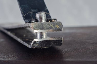 Kirli, kullanılmış bir tırnak makasının yakın çekim makrosu.