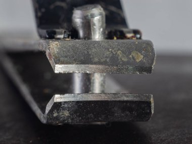 Metal bir zımba çıkarıcının yıpranmış bıçaklarının aşırı yakın çekim makro çekimi.