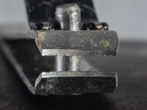 Metal bir zımba çıkarıcının yıpranmış bıçaklarının aşırı yakın çekim makro çekimi.