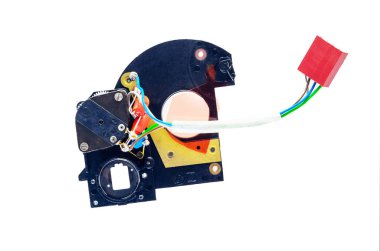 Kablolu bir kamera deklanşör mekanizmasının yakın görüntüsü ve beyaz arkaplanda kırmızı bir konnektör