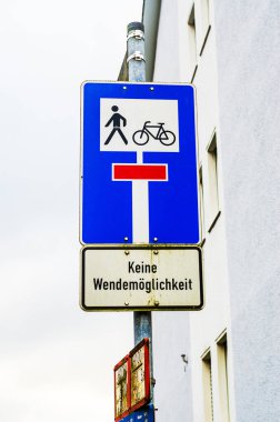 Alman trafik levhası yayalar ve bisikletçiler için dönüş imkanı olmadığını gösteriyor.