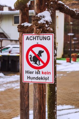 Alman tabelası kış aylarında kamu alanlarında köpek atıklarına karşı uyarıda bulundu