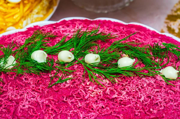 Dereotlu ve sarımsaklı lezzetli pancar salatası, kutlama için mükemmel.