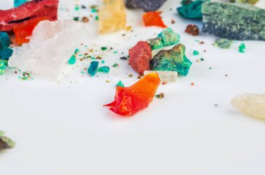 Beyaz arkaplanda rengarenk mineral parçaları ve kristaller, makro fotoğrafçılık