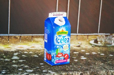 ISERLOHN, ALMANLIK 29 ARALIK 2025: bina duvarı ve boru arasında gizlenmiş elektronik sigara kentsel çöp ve buharlaştırma sorunu