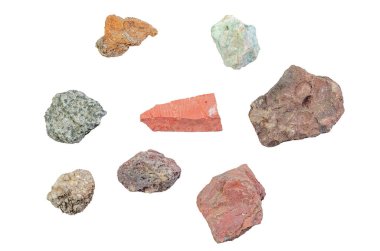 Beyaz arka planda izole edilmiş çeşitli mineral ve kaya örnekleri koleksiyonu