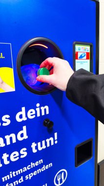 ISERLOHN, GERMANY 29 ARALIK 2025: Lidl mağazasındaki süpermarket raflarında sergilenen çeşitli temizlik ürünleri ev malzemelerini ve günlük alışverişi ön plana çıkarıyor
