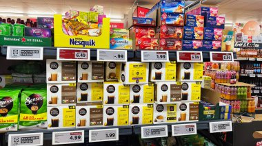 ISERLOHN, GERMANY 29 ARALIK 2025: Lidl mağazasındaki süpermarket raflarında sergilenen çeşitli temizlik ürünleri ev malzemelerini ve günlük alışverişi ön plana çıkarıyor