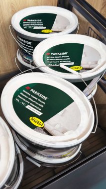 ISERLOHN, ALMANY 23 Ocak 2026: Lidl süpermarketinde sergilenen duvar boyaları için Parkside boya kovaları