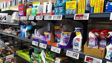 ISERLOHN, GERMANY 23 HAZİRAN 2026: Lidl süpermarketinde sergilenen çeşitli çamaşır deterjanı tozlarıyla dolu raf