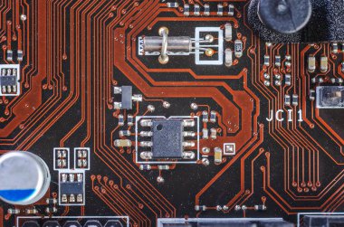 Karmaşık bakır yolları ve bileşenleri olan kompleks bir elektronik devre kartının ayrıntılı yakın çekimi