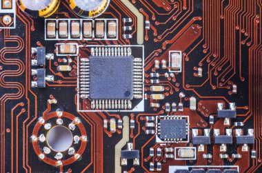 Karmaşık bakır yolları ve mikroçipleri olan karmaşık bir elektronik devre kartının yakın görüntüsü