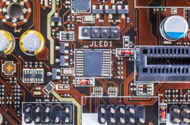 Karmaşık bakır yolları ve bileşenleri olan karmaşık bir elektronik devre kartının ayrıntılı makro görüntüsü