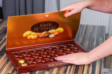 ISERLOHN, GERMANY 23 HAZİRAN 2026: Ayakkabı ve perakende ürünlerinin altını çizerek mağazada sergilenen Sprit terlikleri