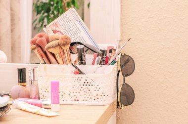 ISERLOHN, GERMANY 23 HAZİRAN 2026: Ayakkabı ve perakende ürünlerinin altını çizerek mağazada sergilenen Sprit terlikleri