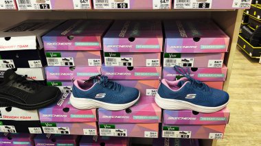 ISERLOHN, GERMANY 23 HAZİRAN 2026: Ayakkabı ve perakende ürünlerinin altını çizerek mağazada sergilenen Sprit terlikleri