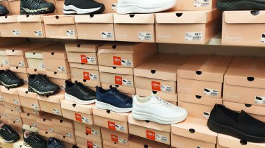 ISERLOHN, GERMANY 23 HAZİRAN 2026: Ayakkabı ve perakende ürünlerinin altını çizerek mağazada sergilenen Sprit terlikleri