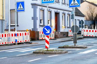 Karmaşık kullanım alanlarında inşaat bariyerleri ve trafik işaretleri olan şehir caddesi