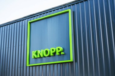 ISERLOHN, ALMANLIK 11 Mart 2026: Beyaz bir yüzey üzerinde Penny Market tarafından bir şişe blik okyanus cam temizleyici