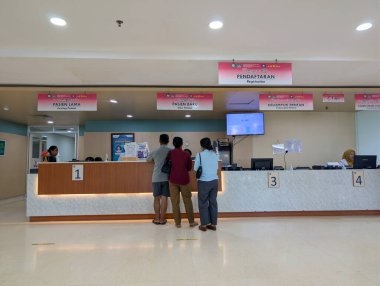 Denpasar, Bali, Endonezya. 18 Kasım 2025. Bali 'deki yeni ve mevcut hastalar için hastane kayıt gişesinde kuyruk var..
