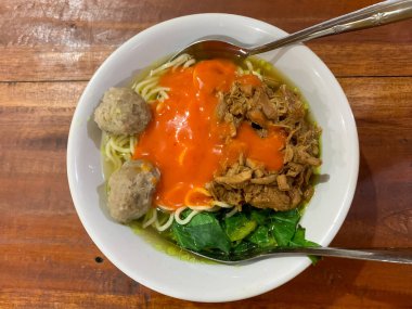 Plastik kaplarda Taze Baharatlı Kuş Gözü Biberleri Paketlendi