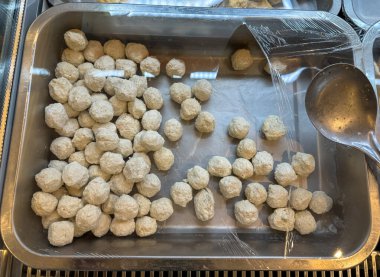 Taze Çiğ Tavuk veya Balık Köftesi Paslanmaz Çelik Tepside Ladle ile sergileniyor