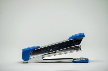 Yeşil Kumaş döşemeli Modern Tahta Sandalye Gri Döşeme üzerinde duruyor