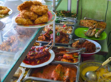 Pirinç standı ve çeşitli Endonezya mezeleri.