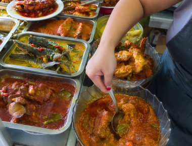 Garson Endonezya büfesinde garsonluk yapıyor.